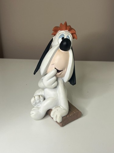 Droopy assis sur branche - assis,